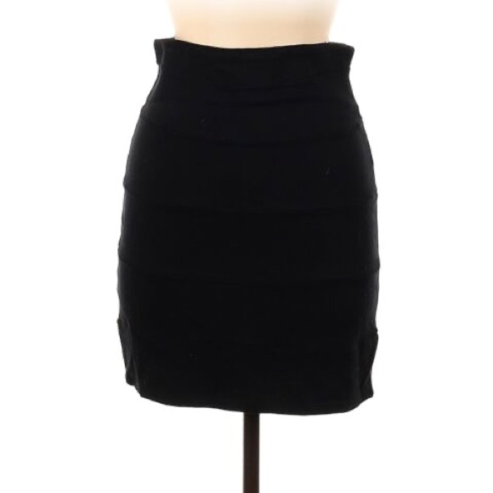 Vintage 2010 LaROK black, banded mini skirt with silver zipper in the back.